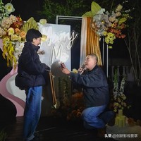 Hao Shao Wen atau Steven Hao diketahui melamar kekasihnya tahun lalu yang sempat bikin heboh karena diunggah pada 1 April. Untungnya bukan April Mop, pemain You Are The Apple of My Eye tersebut akhirnya melangsungkan pernikahan yang disaksikan orang-orang terdekat.Foto: Dok. Weibo