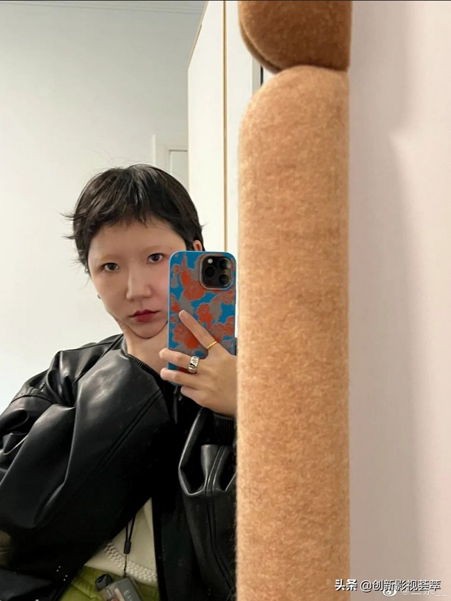 Sebelumnya Lin juga pernah tampil dengan alis botak meski di hari perhatian ia terlihat lebih elegan.Foto: Dok. Weibo