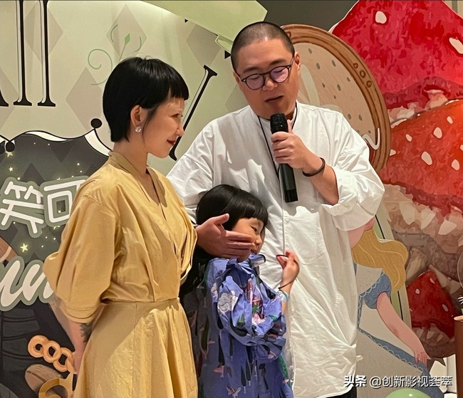 Sebelumnya Hao pernah menghadiri acara ulang tahun ketujuh putri sambungnya. Dalam foto, mereka sangat akrab.Foto: Dok. Weibo
