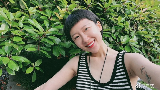 Selain fakta bahwa ia sudah memiliki anak, netizen pun memperbincangkan penampilan Lin Ningrui yang unik. Banyak orang menyoroti penampilan wanita berambut pixie tersebut dan penampakan tatonya.Foto: Dok. Weibo