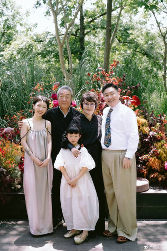 Anak perempuan yang disebut berusia delapan tahun pun terlihat dalam banyak foto pernikahan Hao. Aktor itu sendiri tampak sudah akrab dengannya.Foto: Dok. Weibo