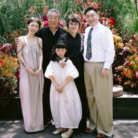 Anak perempuan yang disebut berusia delapan tahun pun terlihat dalam banyak foto pernikahan Hao. Aktor itu sendiri tampak sudah akrab dengannya.Foto: Dok. Weibo