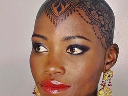 Penampilan Lupita Nyongo Pamer Kepala Botak yang Dihiasi Henna Penampilan Lupita Nyongo Pamer Kepala Botak yang Dihiasi Henna