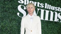 Tak lama setelahnya MGK baru muncul dengan busana serba putih. FilmMagic/Gotham