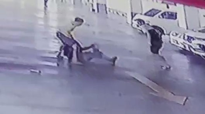 Dua pemuda di Manado, Sulawesi Utara (Sulut) mengeroyok dan menikam pria bernama Andika Abdul (24).
