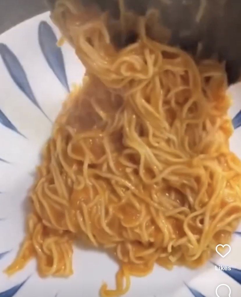 Masak mie instan pakai campuran es krim dan saus cabai