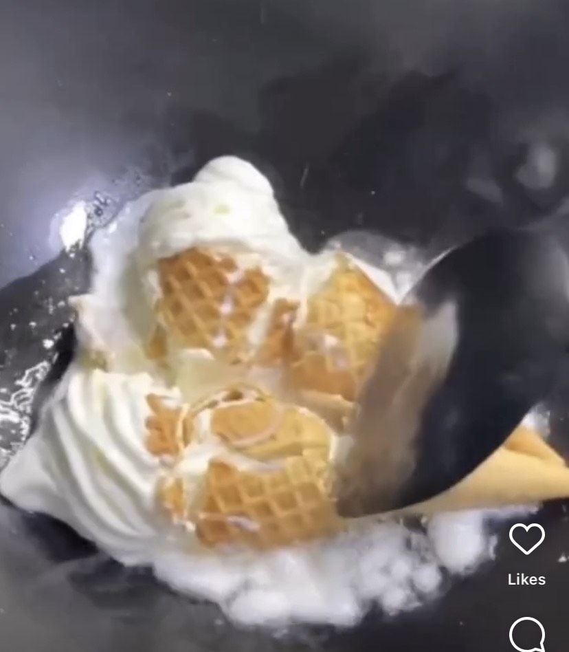 Masak mie instan pakai campuran es krim dan saus cabai