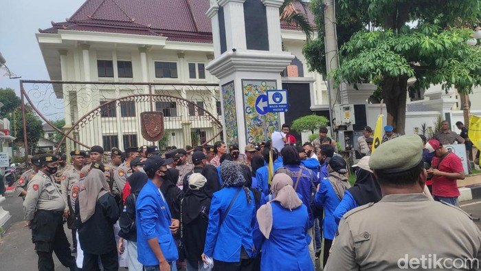 Massa mahasiswa di Tuban demo di kantor bupati protes ambruknya atap dan dinding gedung Korpri