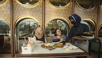 Selain menu makanan, resto ini juga memiliki fasilitas ruangan privat yang bisa dibooking.