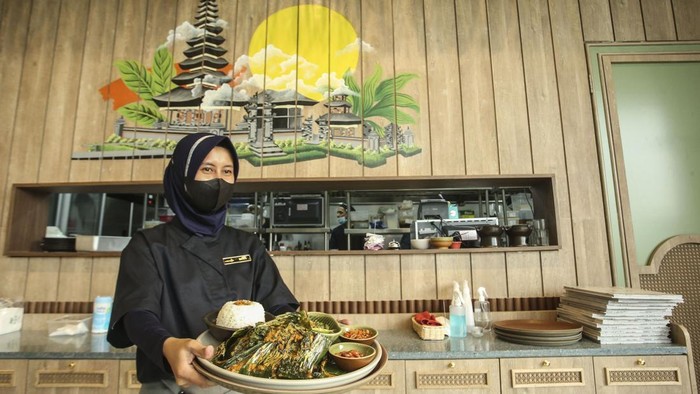Pelayan mengantarkan menu pesanan di Umaqita, Aeon Mall Tanjung Barat, Jakarta, Jumat (19/5/2023).