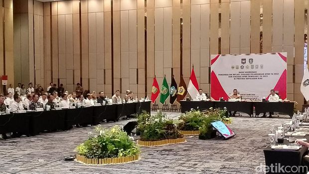Mendagri Tito Karnavian saat memimpin rapat koordinasi tentang pengendalian inflasi di Batam. (Alamudin Hamapu/detikSumut)