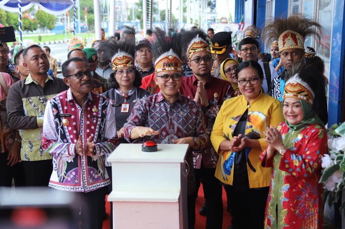 Menteri Pendayagunaan Aparatur Negara dan Reformasi Birokrasi (PAN-RB) Abdullah Azwar Anas meresmikan Mal Pelayanan Publik (MPP) di Kota Jayapura.