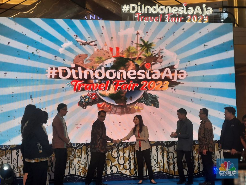Menteri Perhubungan Budi Karya Sumadi dan Wakil Menteri Pariwisata dan Ekonomi Kreatif (Parekraf) Angela Tanoesoedibjo  saat  Pembukaan #DiIndonesiaAja Travel Fair 2023, (CNBC Indonesia: Firda Dwi Muliawati)