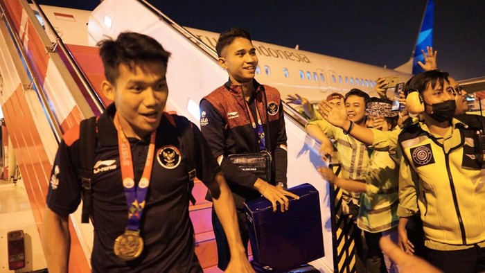 Garuda Indonesia pada Kamis (18/5) kemarin mengangkut Timnas Indonesia U-22 dari Phnom Penh, Kamboja. Begini momennya.