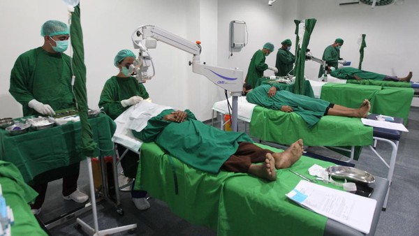 Momen Warga di Indonesia Timur Diperiksa Mata dan Katarak Gratis