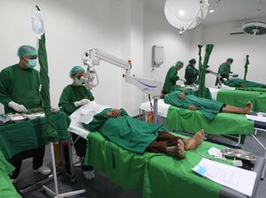 Momen Warga di Indonesia Timur Diperiksa Mata dan Katarak Gratis