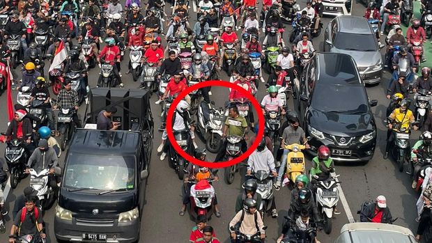 Motor ditinggal di tengah pawai atlet SEA Games (dilingkari merah)-(Silvia-detikcom)