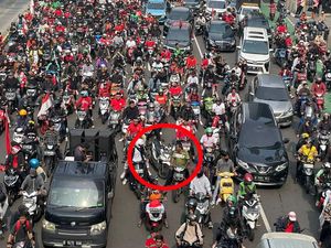 Ada-ada Saja! Motor Ini Ditinggal Pemilik di Tengah Pawai Atlet SEA Games