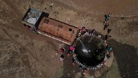 Namun penduduk menghadapi kekurangan air yang akut antara bulan Maret dan Mei setiap tahun, ketika suhu dapat mencapai 40 derajat C (104 ° F), karena mereka tidak dapat memanfaatkan pasokan sungai.  