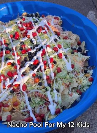Ibu 12 anak sajikan nachos di dalam bak mandi tuai kontroversi