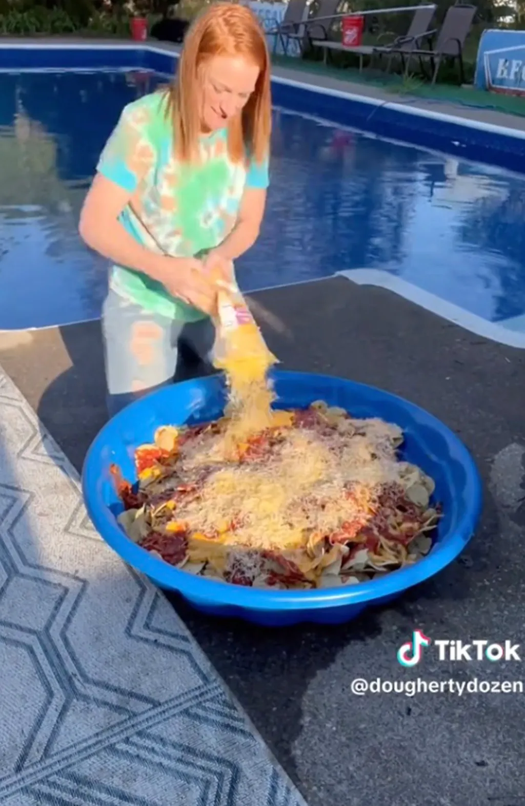 Ibu 12 anak sajikan nachos di dalam bak mandi tuai kontroversi