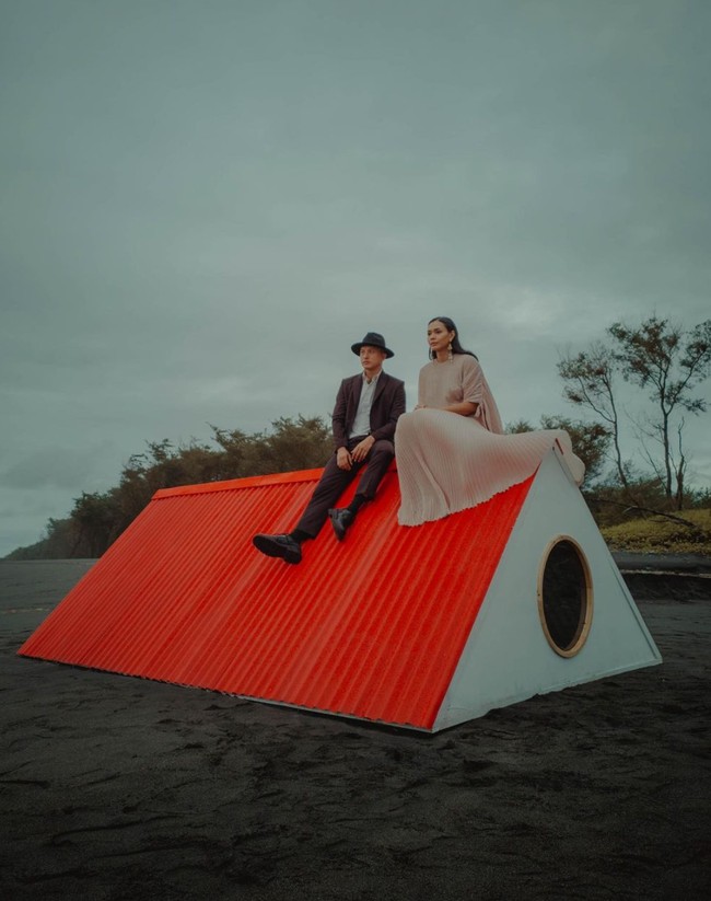 Berlokasi di Jogja, di pemotretan tersebut Adinia Wirasti tampak mengenakan gaun panjang berwarna salem. Sementara Nicholas Saputra tampil gagah dan tampan dalam balutan setelan jas berwarna hitam. Penampilannya itu kemudian dilengkapi dengan topi berjenis fedora yang juga berwarna hitam. Foto: Instagram/@adiniawrst