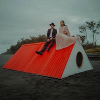 Berlokasi di Jogja, di pemotretan tersebut Adinia Wirasti tampak mengenakan gaun panjang berwarna salem. Sementara Nicholas Saputra tampil gagah dan tampan dalam balutan setelan jas berwarna hitam. Penampilannya itu kemudian dilengkapi dengan topi berjenis fedora yang juga berwarna hitam. Foto: Instagram/@adiniawrst