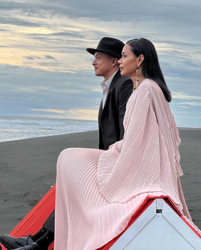 Seperti yang diketahui, Nicholas Saputra dan Adinia Wirasti saat ini masih sama-sama betah menjomblo. Melihat potret mesra keduanya, tak heran jika banyak yang kaget dan mengira jika keduanya tengah menjalani sesi foto prewedding. Foto: Instagram/@ryanogilvy