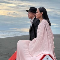 Seperti yang diketahui, Nicholas Saputra dan Adinia Wirasti saat ini masih sama-sama betah menjomblo. Melihat potret mesra keduanya, tak heran jika banyak yang kaget dan mengira jika keduanya tengah menjalani sesi foto prewedding. Foto: Instagram/@ryanogilvy