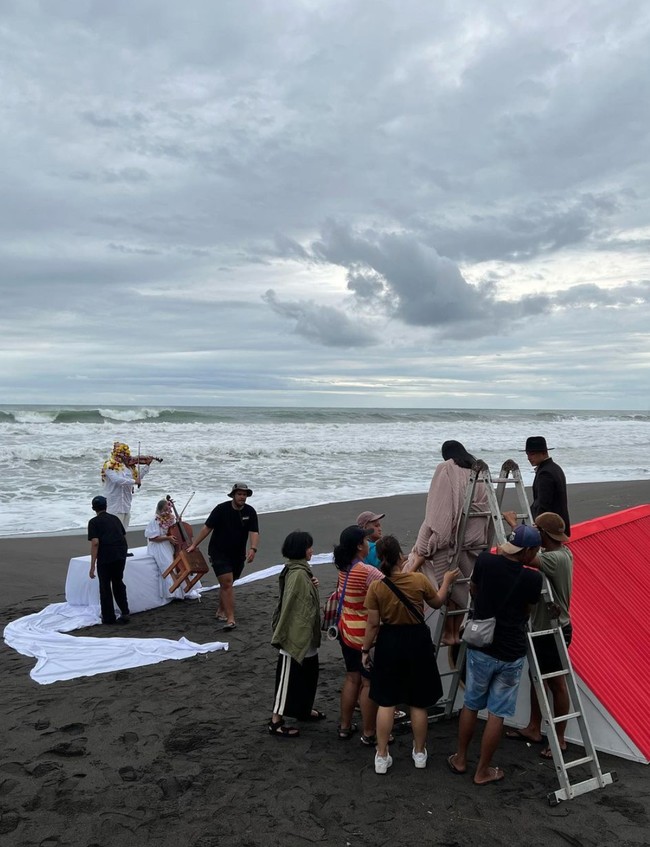 Proses pemotretan tersebut banyak diunggah oleh MUA Ryan Ogilvy ke akun Instagram pribadinya. Terlihat jika proses pemotretannya memang tampak seperti sedang melakukan foro prewedding. Foto: Instagram/@ryanogilvy