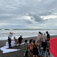 Proses pemotretan tersebut banyak diunggah oleh MUA Ryan Ogilvy ke akun Instagram pribadinya. Terlihat jika proses pemotretannya memang tampak seperti sedang melakukan foro prewedding. Foto: Instagram/@ryanogilvy
