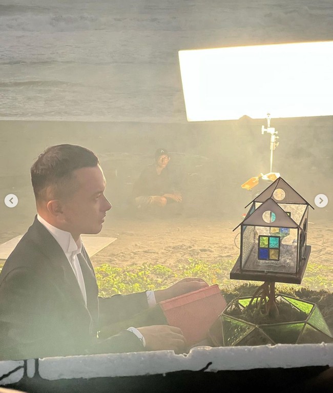 Sayangnya pemotretan tersebut hanya untuk keperluan pekerjaan. Nicholas Saputra dan Adinia Wirasti didapuk sebagai brand ambassador dari merek tersebut. Foto: Instagram/@ryanogilvy