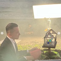 Sayangnya pemotretan tersebut hanya untuk keperluan pekerjaan. Nicholas Saputra dan Adinia Wirasti didapuk sebagai brand ambassador dari merek tersebut. Foto: Instagram/@ryanogilvy