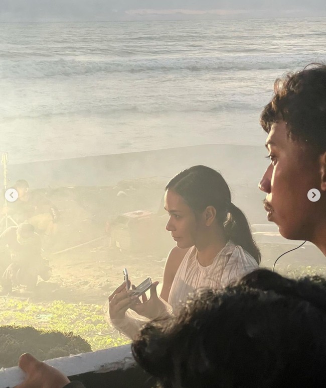 Terlihat Adinia Wirasti yang begitu serius saat menjalani pemotretan. Walaupun hanya mengenakan riasan wajah natural namun ia tetap tampil mempesona. Foto: Instagram/@ryanogilvy