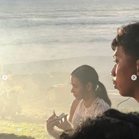 Terlihat Adinia Wirasti yang begitu serius saat menjalani pemotretan. Walaupun hanya mengenakan riasan wajah natural namun ia tetap tampil mempesona. Foto: Instagram/@ryanogilvy