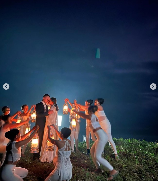 Melihat kemesraan Nicholas Saputra dan Adinia Wirasti, tak sedikit netizen yang dibuat salfok. “Aku kira preweddd,” komentar salah seorang netizen. “Ya ampun kapan ini,” komentar lainnya. Foto: Instagram/@ryanogilvy