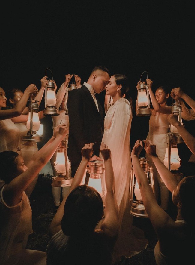 Adinia Wirasti dan Nicholas Saputra sempat mengejutkan publik karena terlihat melakukan pemotretan mesra bak pasangan yang sedang prewedding. Rupanya pemotretan tersebut untuk keperluan iklan yang dibintangi oleh keduanya. Foto: Instagram/@adiniawrst