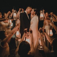 Adinia Wirasti dan Nicholas Saputra sempat mengejutkan publik karena terlihat melakukan pemotretan mesra bak pasangan yang sedang prewedding. Rupanya pemotretan tersebut untuk keperluan iklan yang dibintangi oleh keduanya. Foto: Instagram/@adiniawrst