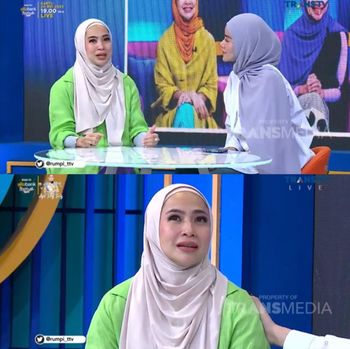 Olla Ramlan sedang bertanya tentang perjalanan Feni Rose yang memutuskan untuk mantap berhijab. Olla Ramlan sedang bertanya tentang perjalanan Feni Rose yang memutuskan untuk mantap berhijab.