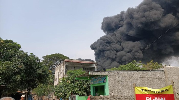 Pabrik plastik di kawasan Kalideres, Jakarta Barat (Jakbar), terbakar. Sebanyak 15 unit mobil pemadam kebakaran (damkar) dikerahkan ke lokasi kebakaran. (dok Istimewa)