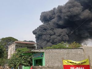 Pabrik Plastik di Kalideres Terbakar, 15 Unit Mobil Damkar ke TKP