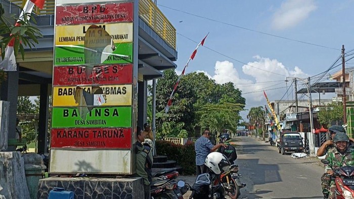 Papan nama kantor desa di Tulungagung rusak dilempari pesilat