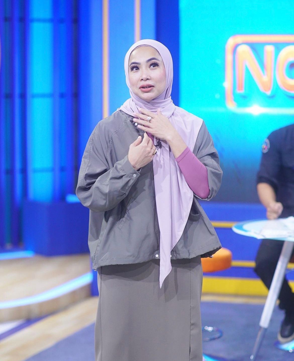 Pembawa acara Feni Rose mengungkapkan alasannya mantap menggunakan hijab.