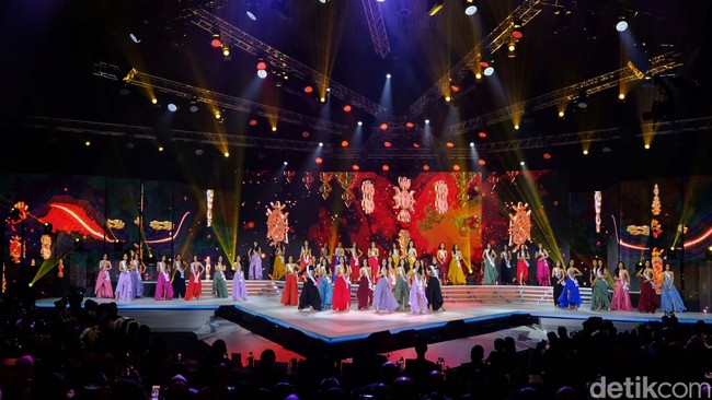 Penampilan mereka dinilai oleh dewan juri yang memiliki latar profesi yang berbeda, seperti Puteri Indonesia 2020 Ayu Maulida, Miss Supranational 2021 Chanique Rabe, Menteri Pemberdayaan Perempuan dan Perlindungan Anak I Gusti Ayu Bintang Darmawati, dan Direktur PT Mustika Ratu Kusuma Ida Anjani. Foto: Andika Prasetia/detikcom