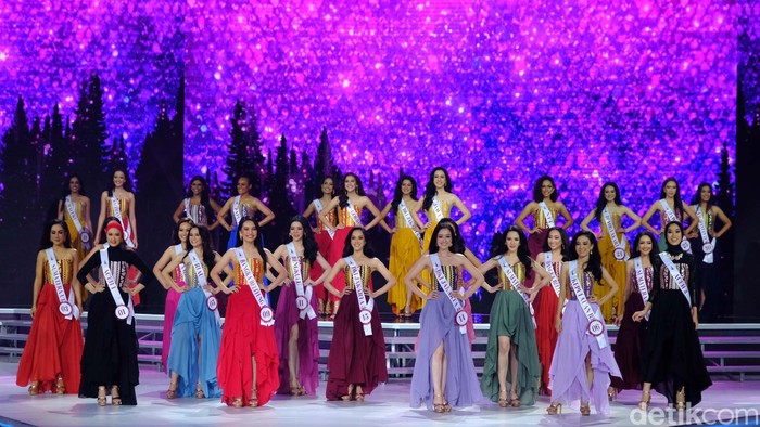 Sejumlah finalis tampil pada malam puncak Grand Final Pemilihan Puteri Indonesia 2023 di Plenary Hall Jakarta Convention Center (JCC) Senayan, Jakarta, Jumat (19/5/2023). Sebanyak 45 finalis yang mewakili 34 provinsi di Indonesia memperebutkan mahkota kontes kecantikan tersebut.