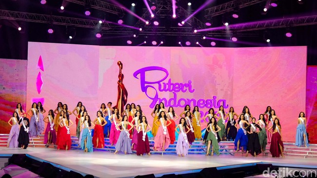 Malam puncak Pemilihan Puteri Indonesia 2023 berlangsung di Jakarta Convention Center (JCC), Jumat (19/5/2023), dengan mengangkat budaya Lampung. Adapun Redefining Beauty menjadi tema yang diusung untuk menandai 30 tahun perjalanan Puteri Indonesia. Foto: Andika Prasetia/detikcom