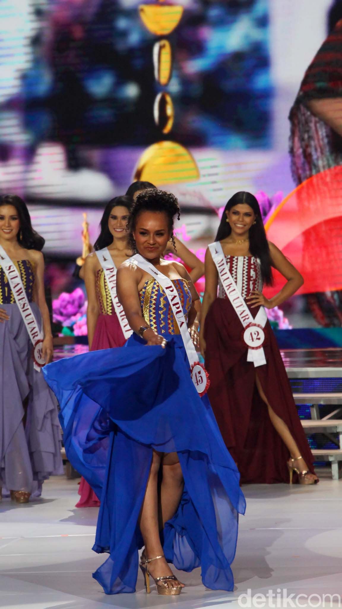 Sejumlah finalis tampil pada malam puncak Grand Final Pemilihan Puteri Indonesia 2023 di Plenary Hall Jakarta Convention Center (JCC) Senayan, Jakarta, Jumat (19/5/2023). Sebanyak 45 finalis yang mewakili 34 provinsi di Indonesia memperebutkan mahkota kontes kecantikan tersebut.