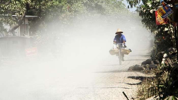 Pengendara melintas di ruas jalan yang dalam proses perbaikan di Kabupaten Gowa, Sulawesi Selatan, Jumat (19/5/2023). Pemerintah mengalokasikan anggaran sebesar Rp32,7 triliun untuk penanganan jalan rusak di seluruh wilayah Indonesia periode 2023-2024 sebagai tindak lanjut dari Inpres Nomor 3 Tahun 2022 tentang percepatan peningkatan konektivitas jalan daerah. ANTARA FOTO/Arnas Padda/nym.
