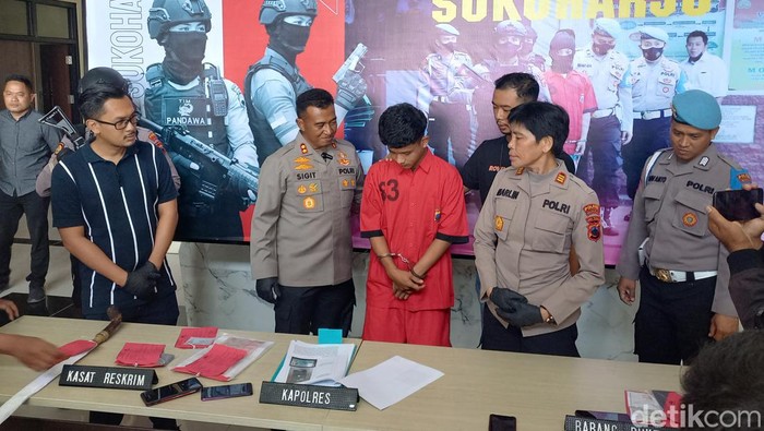 Kapolres Sukoharjo AKBP Sigit saat memeperlihatkan barang bukti kasus pemerasan di Mapolres Sukoharjo, Jumat (19/5/2023)