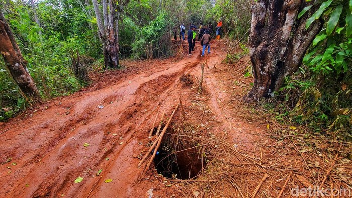 Penampakan jalan menuju lokasi tambang emas ilegal di Sukabumi.
